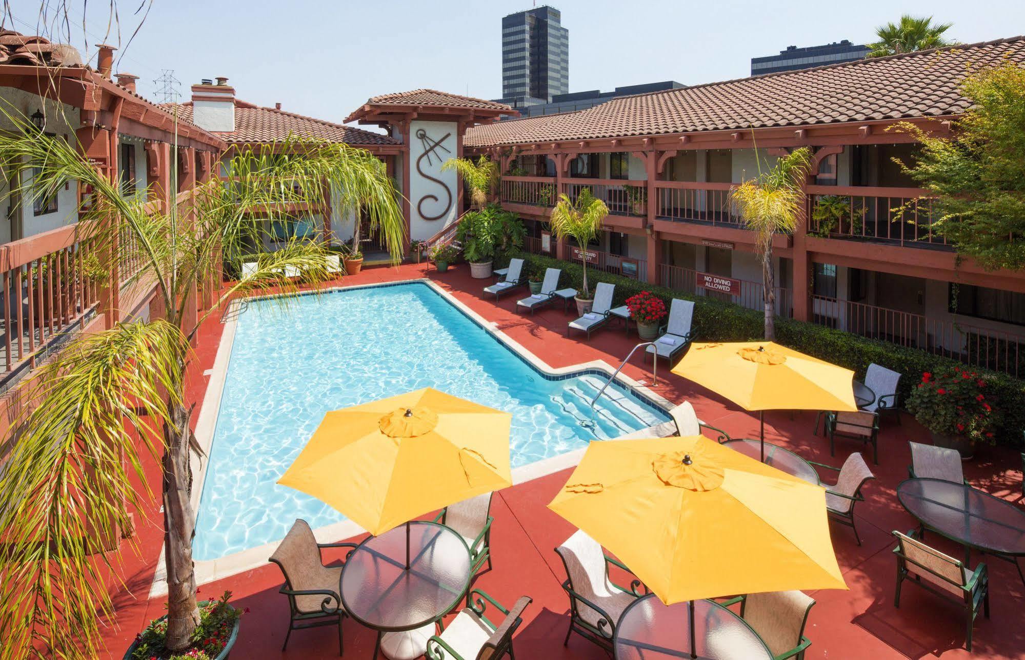 Campbell Inn Hotel Bagian luar foto